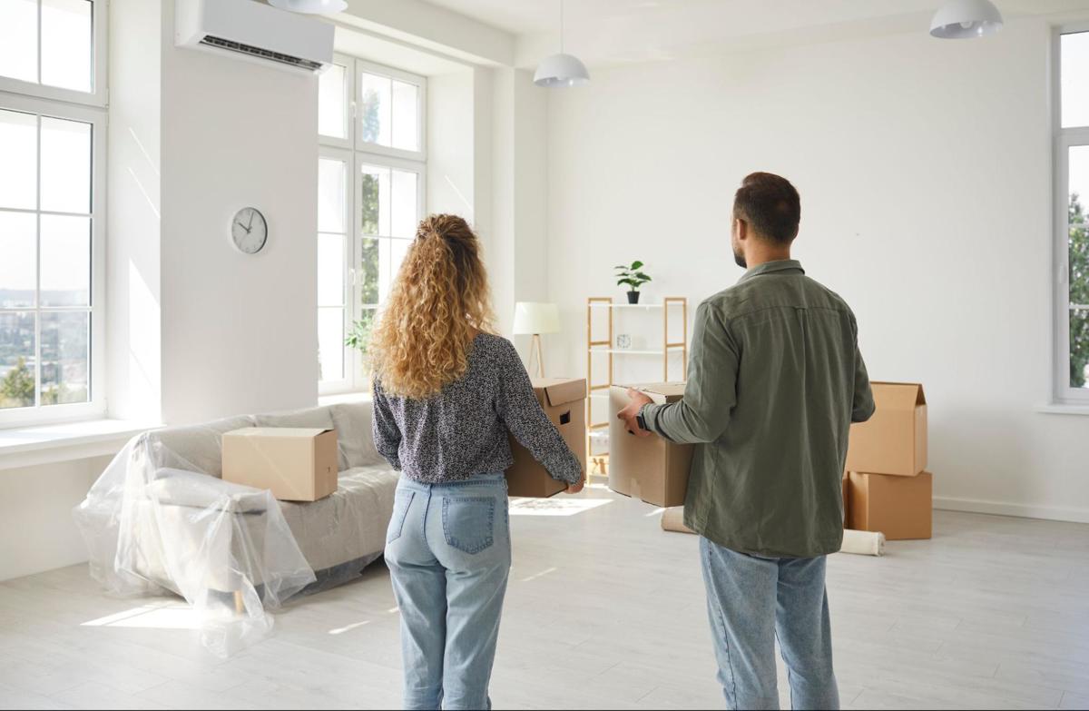 Een koppel betreedt hun nieuwe appartement met vertrouwen dankzij de vooraf opgemaakte plaatsbeschrijving